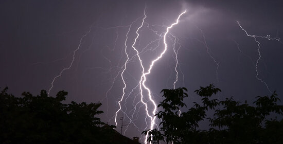 Ein Blitz am dunklen Himmel